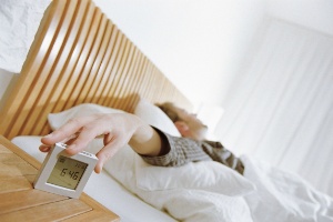 Como ninguém se prepara para voltar a acordar cedo no fim das férias ou dos feriados, é comum sentir os efeitos da privação de sono ao retomar a rotina