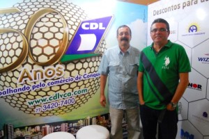 O presidente da CDL, Marcos Alberto e o publicitário, Rafael Ladeia, no stand da CDL na ExpoConquista