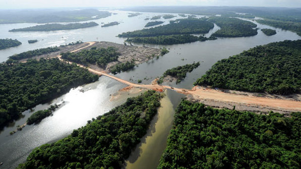 A Usina de Belo Monte está sendo construída no rio Xingu, Pará. Ela deve começar sua operações em 2015, e entrar em funcionamento definitivo em 2019. O desmatamento pode fazer, no entanto, com que ela produza energia bem abaixo de sua capacidade máxima (Evaristo Sa/AFP)