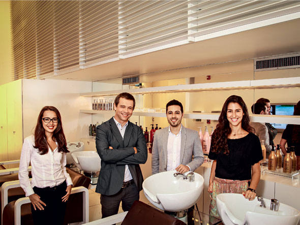Alberto Blanco (de terno escuro), executivo da L’Oréal,e três dos 59 jovens contratados pelo programa Brandstorm: eles são as apostas da empresa para fortalecer a inovação