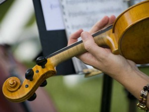 Musicista tocando Violino: projeto busca estudar como a música pode contribuir para o desenvolvimento da dimensão espiritual