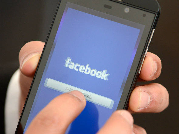 Para atingir todas as classes sociais, o Facebook desenvolveu uma forma de vender publicidade tanto para quem tem smartphones sofisticados quanto para quem usa os celulares comuns