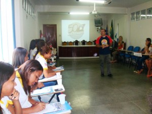 Estudantes do curso técnico em comércio, de Ilhéus, visitam CDL de Conquista