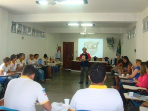 O gerente da CDL, Antônio Vilmar, conversa com estudantes de Ilhéus